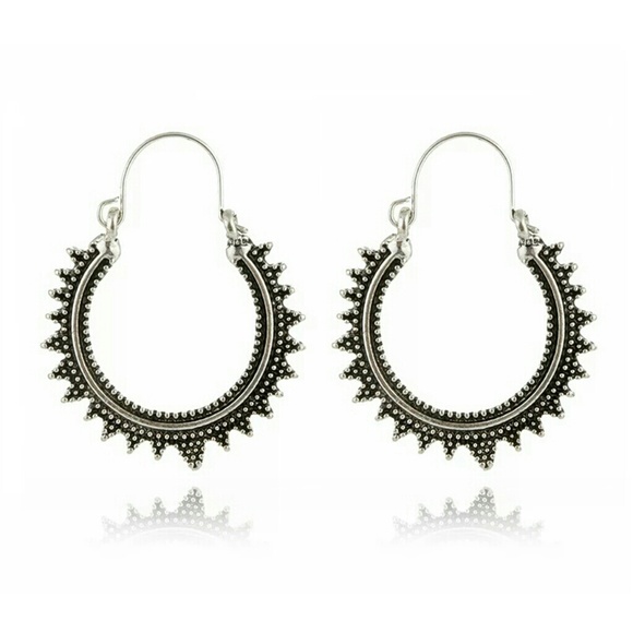 Jewelry - Sunshine design vintage hoops